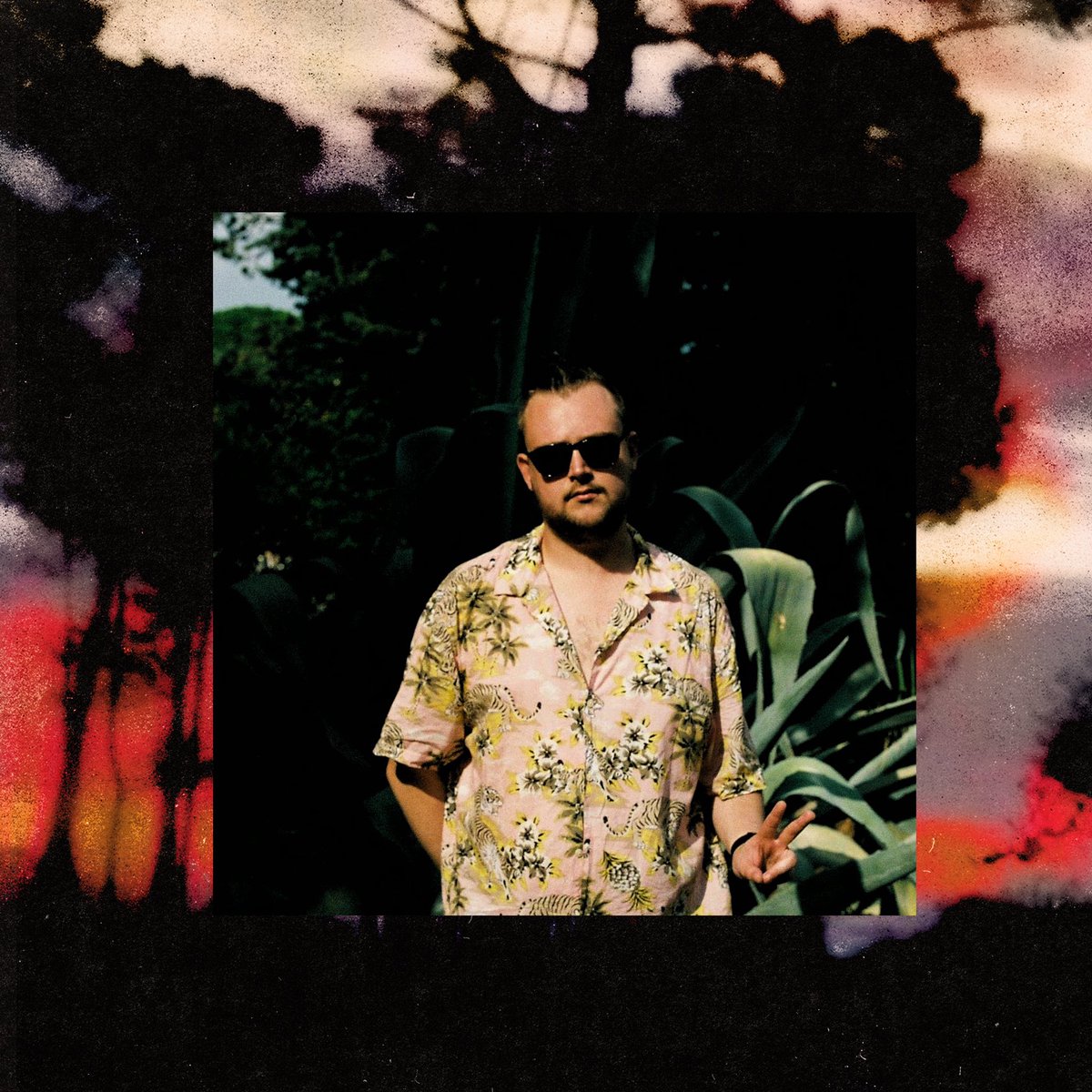 LaZintrie's tweet photo. « Basse Montagne, hymne à la nostalgie, révèle une facette nouvelle de Naux, davantage deep nourrit d’une basse profonde. La touche indie pop créée par les nappes de synthés et la vocale caressante font ressortir le sentiment de vague à l'âme caché au fond de chacun de nous. » https://t.co/KCadH96TDB