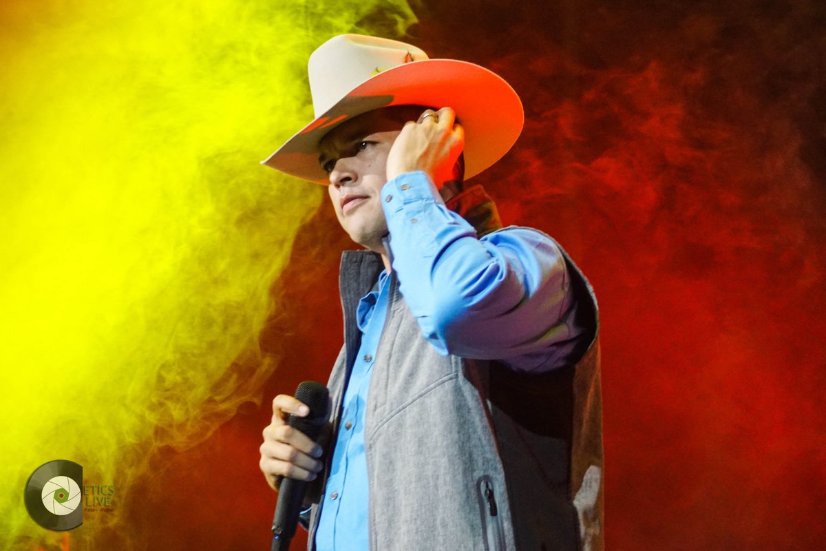 ETICSLive's tweet photo. 🎶 [#DepósitoElPenco] 🤠

@LeandroRiosMx llego directo de Los Ramones a la 
@ArenaMtyOficial presentándose en concierto acompañado de grandes invitados, tras 14 meses de solo tener conciertos en línea, la gente respondió como era esperado.

▶️ #VideoHD 👉 https://t.co/YH3jxlze2t https://t.co/OYX6x9hQRX