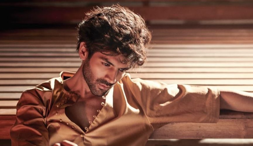 KomalNahta's tweet photo. SHOCKING! Kartik Aaryan now out of SRK’s production venture, ‘Freddie’. Click the link below to know why Kartik is rubbing his producers the wrong way!
https://t.co/WtetjrYRxj https://t.co/LJlZhNiT7m