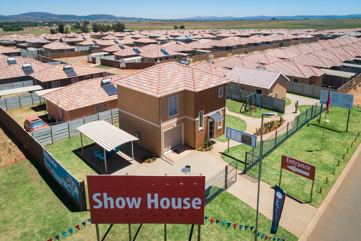 patlitha's tweet photo. Guys please retweet, I'm selling newly built houses https://t.co/neVJW61Anj