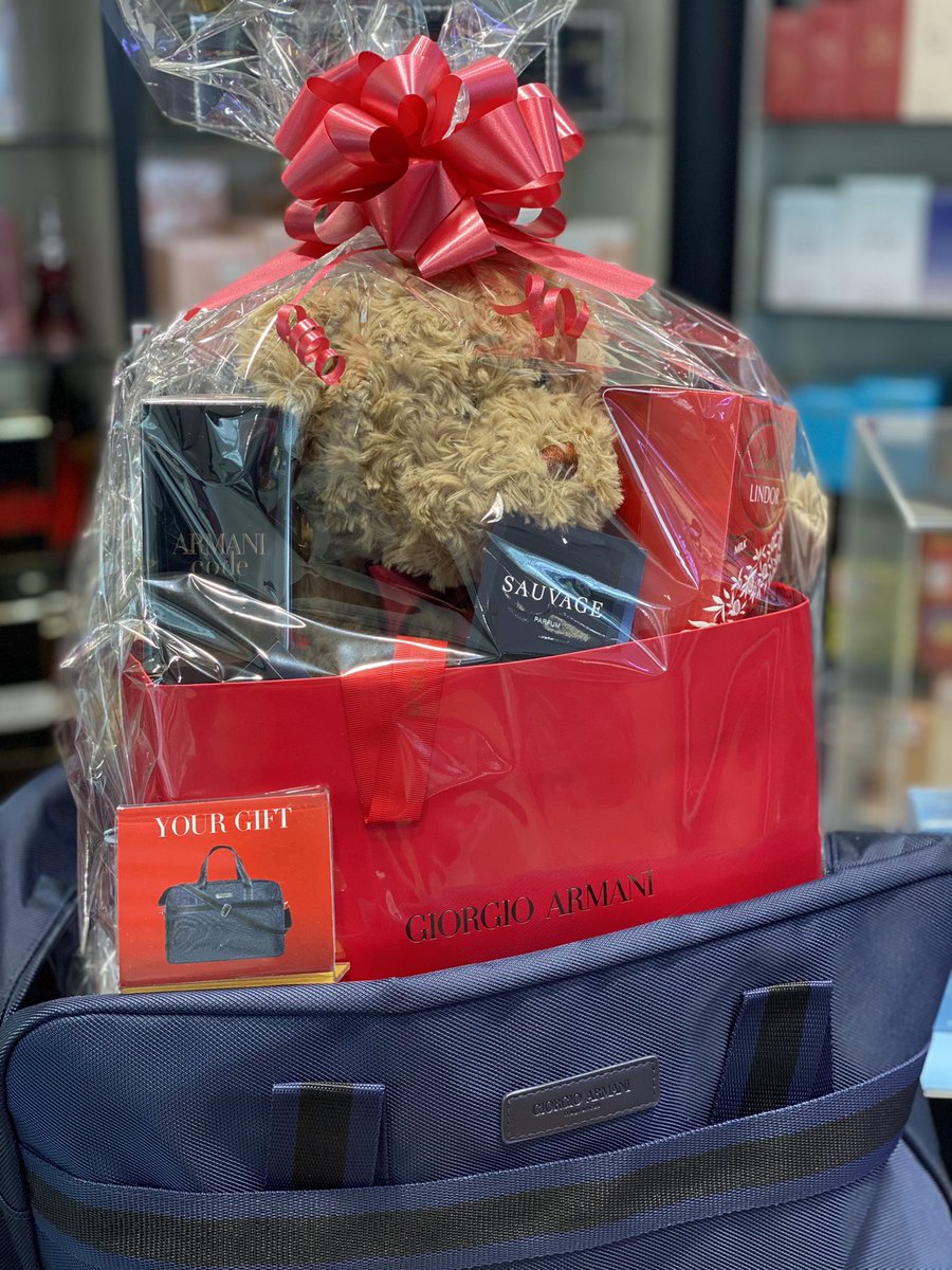 TPSBraehead66's tweet photo. 🎀Custom cello wraps available with any fragrance of your choice! 🎀Here is our new Armani Code for men with a teddy and Lindor chocolates along with an Armani weekend bag when you purchase the new Armani Code💛 #nationalfragranceweek @ThePerfumeShop @TPSBreahead https://t.co/LkLMO70kg5