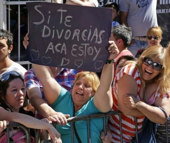 JaLogax's tweet photo. *Ariana grande sube fotos de su boda a insta*

Automáticamente yo: https://t.co/mEJL7putnl