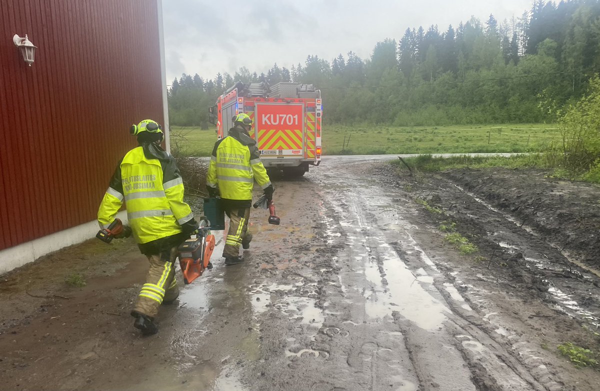JuliusRito's tweet photo. Sadepäivän työvuoron puuhasteluja. Aamusta pipe-treenit veneen kanssa ja illasta kissa pelastettu sadevesiviemäristä👍🏻
Työvuoroa jäljellä 12h.
#yhdessä
#pelastuslaitos
#palomies #pelastaja #paloesimies
#kissaPelastettu🐈
#KU701 #KU708 #FH10
🚒🚁🚤🏪 https://t.co/0y5kji3C60