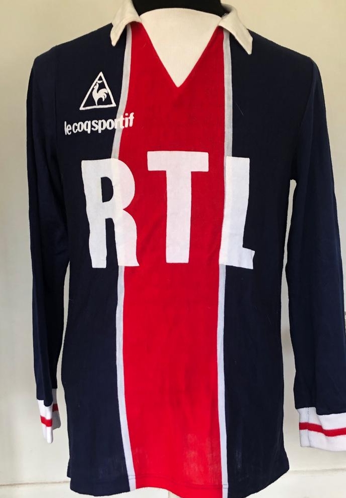 YfsMarketplace's tweet image. Allez on est sympa on en dit plus sur les gros obus de la vente de Dimanche... Comme on fait les choses bien chez YFS, on peut vous garantir quelques grands noms au dos ;)  
Des idées ?