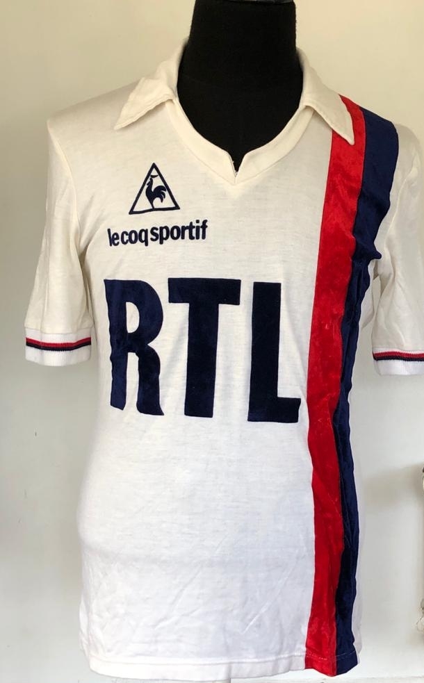 YfsMarketplace's tweet image. Allez on est sympa on en dit plus sur les gros obus de la vente de Dimanche... Comme on fait les choses bien chez YFS, on peut vous garantir quelques grands noms au dos ;)  
Des idées ?