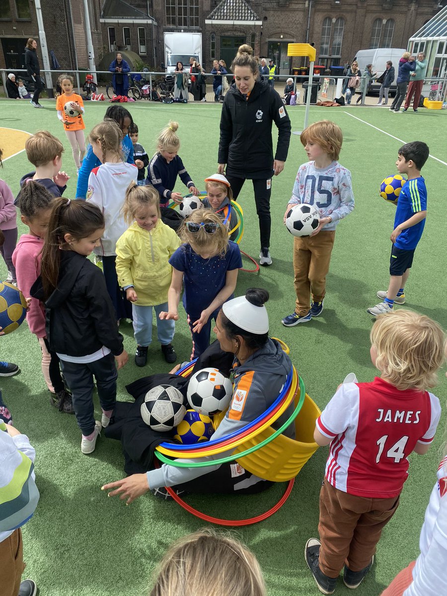JNiebeek's tweet photo. Mooie dag voor het Amsterdamse korfbal en de meer dan 400 kinderen die mochten deelnemen! @SportingWest bedankt voor hoofd organisatie en natuurlijk ook @BWAmsterdam en @swiftkorfbal ! #mooiedagen #thisiskorfbaltour https://t.co/5oG1MBPgF4