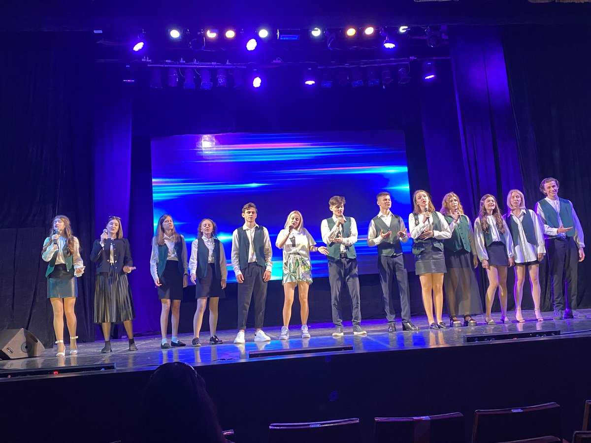 Последний звонок: прощание со школой, слова благодарности, признания в любви, торжество красоты и молодости. Еще не расстались, но уже скучаем...