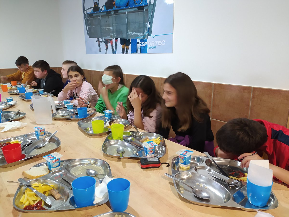 escolajoseppla's tweet photo. Què bo està tot! #colonies #siseB https://t.co/DLcIHt3b7W