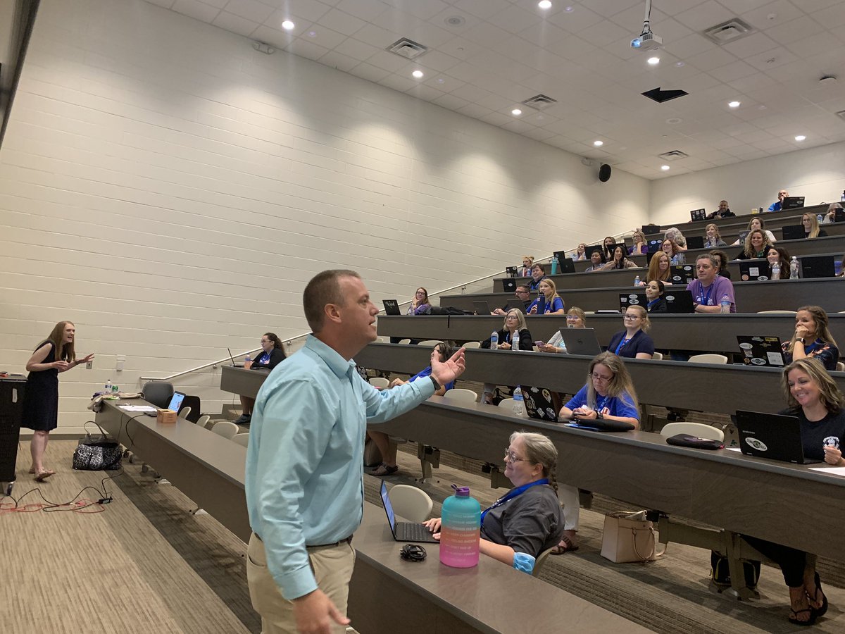 #FreshThoughtEDU off to a fast start today! Entertaining the masses! Thank you <a href="/Tommyspall/">Tom Spall 🍏 #EDU</a> and <a href="/meredithakers/">Dr. Meredith Akers</a> for being incredible human beings!!!! #T4G4