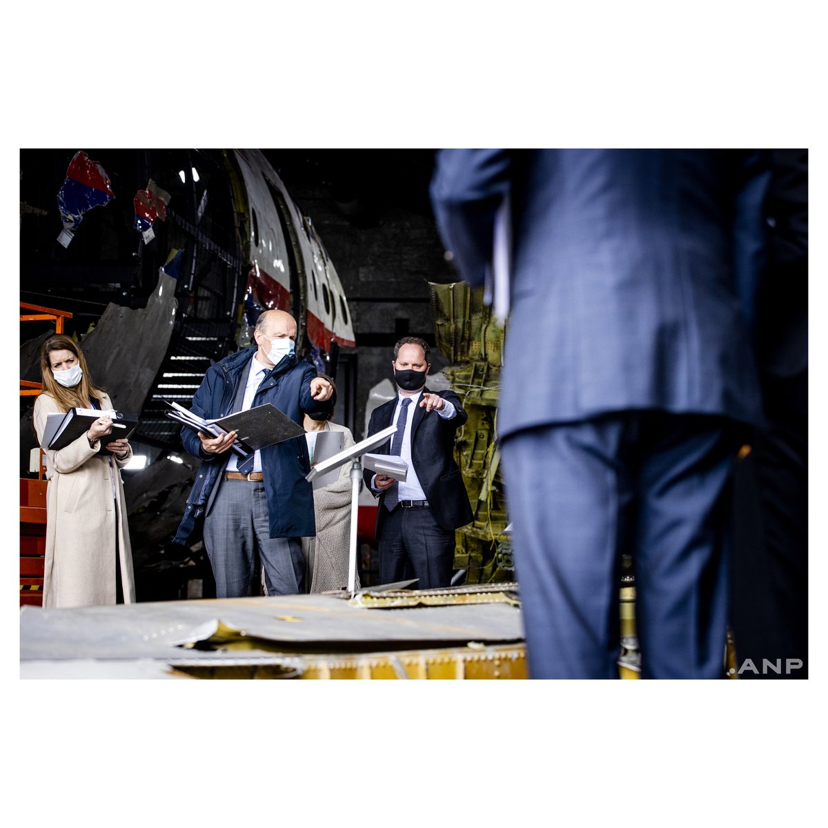 Leden van de rechtbank en advocaten bekijken op vliegbasis Gilze-Rijen de reconstructie van het in 2014 neergeschoten MH17-toestel. <a href="/anpfoto/">ANP Foto</a> #mh17 #rechtszaak