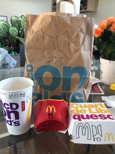 taetaeejin's tweet photo. JAJAJAJA en serio no puedo con tanto fail con el #BTSMeal ... @McDonalds tenías un trabajo. https://t.co/SYAHK0w6ac