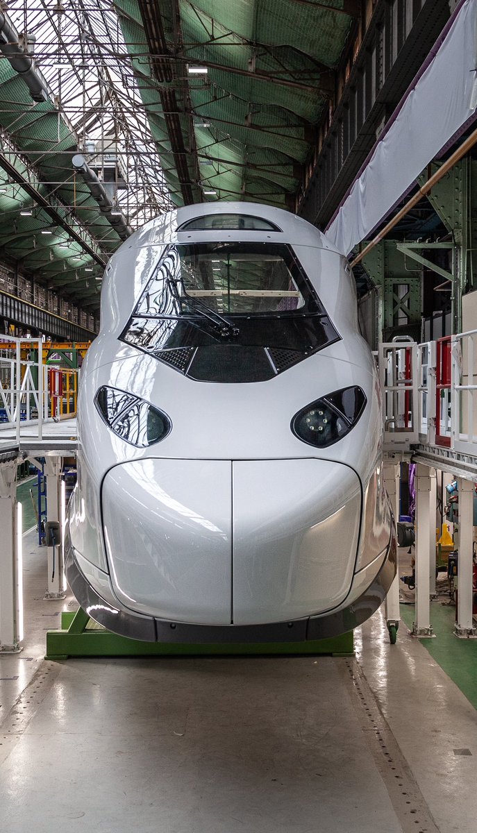 🚆 FLASH - Le nouveau #TGVM, qui devrait rouler dès 2024, a été dévoilé aujourd’hui par la #SNCF. Il devrait proposer le wifi via la 5G, pouvoir embarquer 740 personnes et disposera de nouveaux espaces pour ranger des #vélos. 97% des matériaux du train sont recyclables. (F3)