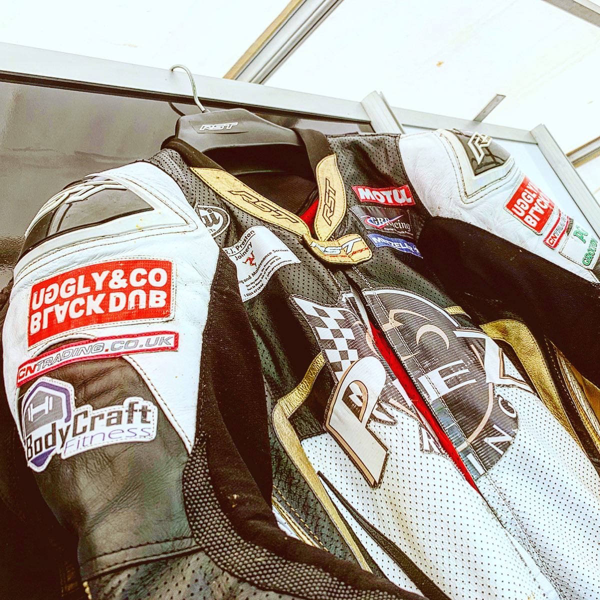 blackdub_9's tweet photo. Bit more hanging about till @ttracesofficial #tt2022 @jcoward_36 @uggly_and_co with Prez racing from 2019 #theblackdub #ugglyandco #jamiecoward #prezracing #tt2022 #tt2019 #yamaharacer #racingleathers #superbikeracer #superbikepilot #lovett #ttisleofman #factorypilot l https://t.co/DsnYg4iSt4
