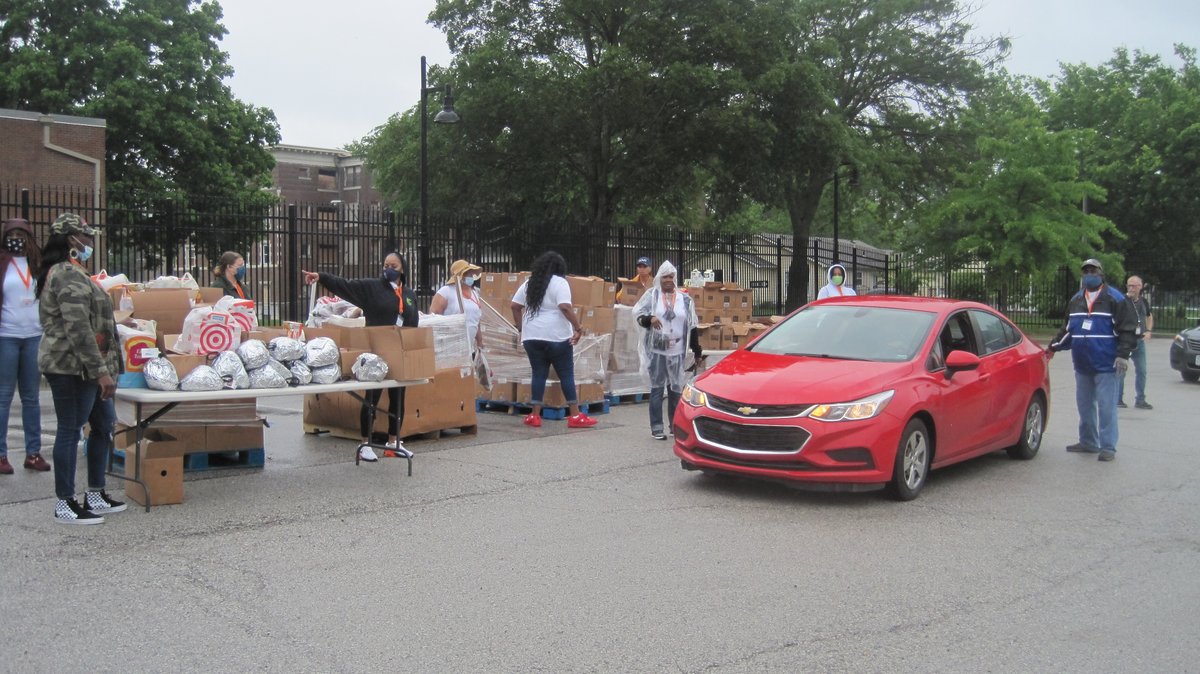 KansasCity's tweet photo. Check out these photos from #KCMO #HeartToHelp
drive-through giveaway & community support day event. With the help of @HarvestersORG, local businesses & non-profits, there were many items to help residents in need. More Heart to Help events are planned: June 19, July 17 & Aug 7. https://t.co/bwVAKpa9VA