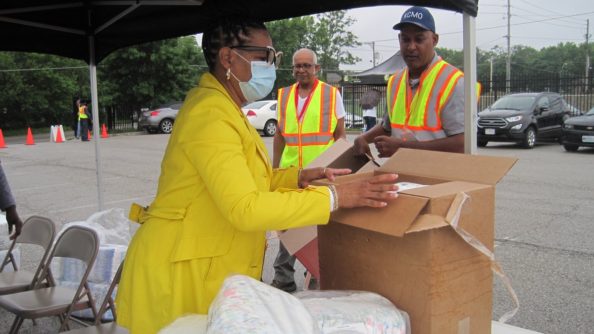 KansasCity's tweet photo. Check out these photos from #KCMO #HeartToHelp
drive-through giveaway & community support day event. With the help of @HarvestersORG, local businesses & non-profits, there were many items to help residents in need. More Heart to Help events are planned: June 19, July 17 & Aug 7. https://t.co/bwVAKpa9VA
