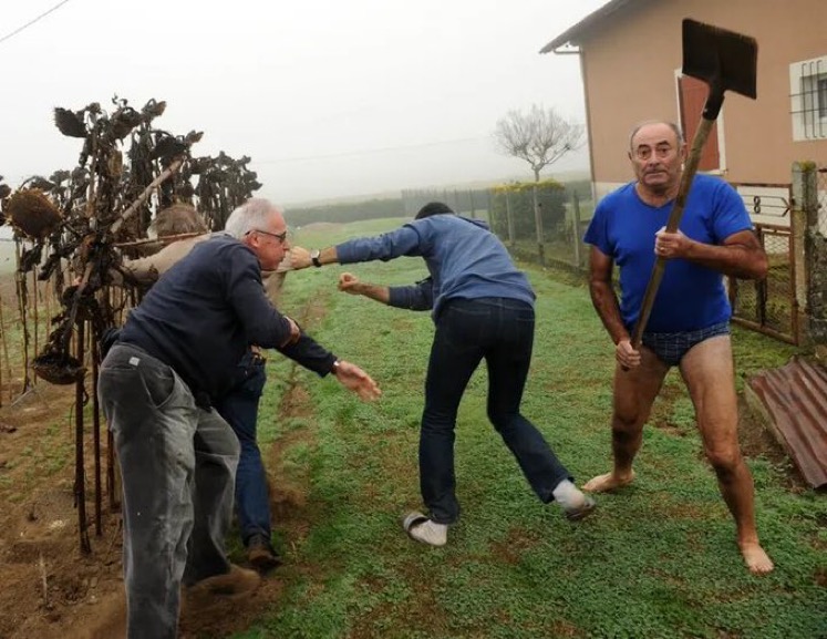 🇫🇷 FLASH - "L’homme au slip et à la pelle" dont l’image est devenue virale sur internet réclame 200.000€ à France Télévisions. Il estime que les images diffusées par le service public ont "nui de façon irrémédiable à sa réputation". (HuffPost)