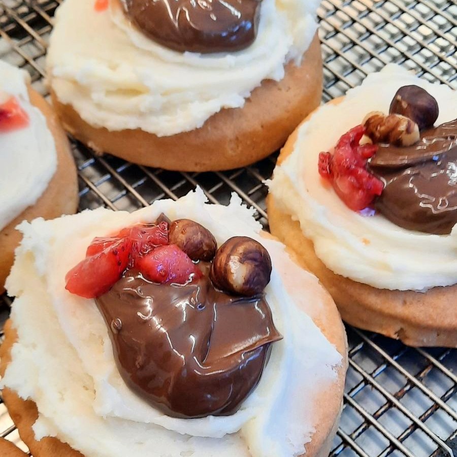 5bsbakery's tweet photo. Oh happy day! It is time for summer hours!

We will now be open on Thursdays starting tomorrow, and our hours will be from 9:00 to 4:00 Thursday through Monday. https://t.co/emnE7n0Qzv