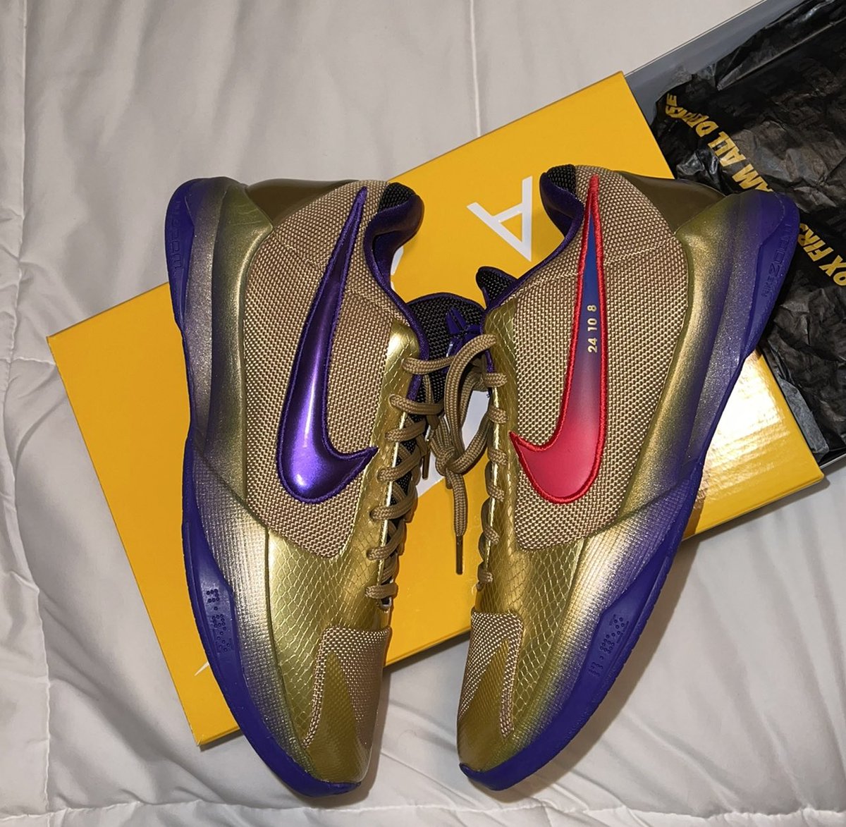 YoungPapi_9's tweet photo. shouts to @UNDEFEATEDinc these go craziiiii in person 🥶🥵🔥🔥🔥 #KobeVProtro #HallOfFame https://t.co/e8cpRjwELA