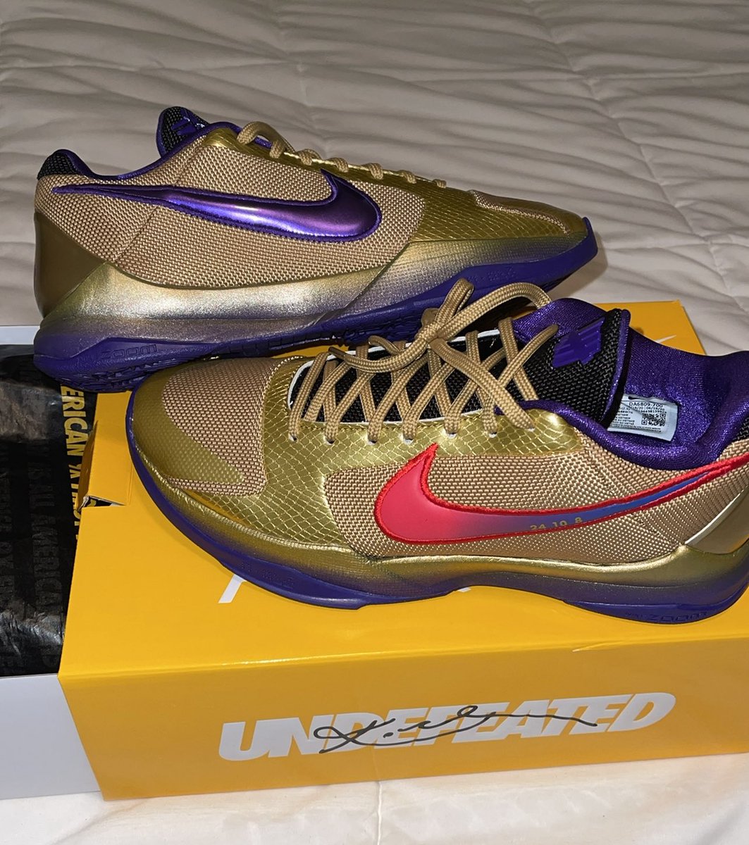 YoungPapi_9's tweet photo. shouts to @UNDEFEATEDinc these go craziiiii in person 🥶🥵🔥🔥🔥 #KobeVProtro #HallOfFame https://t.co/e8cpRjwELA