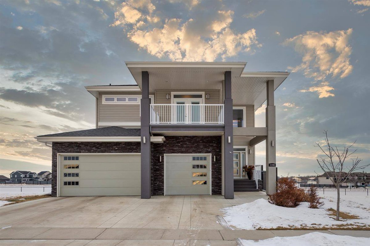 Edmontonism's tweet photo. This Six Bedroom Like New #StonyPlain Home Checks All The Boxes - Listed For $679,900 : https://t.co/etOcqUgyiV #RealEstate https://t.co/XeAsXDpBI3