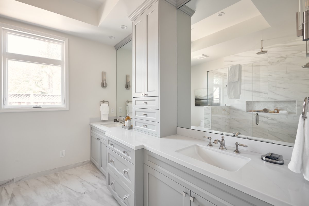 TopKnobs's tweet photo. A5. Invite order and organization to your space with plenty of storage. If space allows, try an oversized or double sink vanity to provide plenty of space for your everyday items.
#BonusTip: Upgrade the hardware on your vanity for a pretty, personalized design!
#KBTribeChat https://t.co/ze3hnO2liI