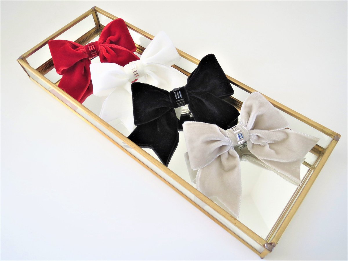 beadedbylaura's tweet photo. Hi #HandmadeHour How's everyone doing this evening? I've been making some of these gorgeous hand beaded velvet bow hair clips today! Also available in plain velvet in my https://t.co/yFmb0Map11 shop.
#handmadebows #hairaccessories #giftforher #velvetbows #bows #beadedbylaura https://t.co/G2KjT1hKtq