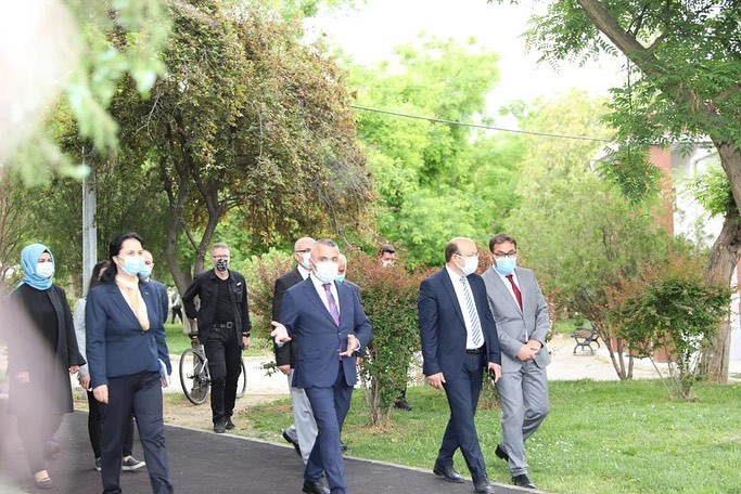 valikirklareli's tweet photo. Valimiz Sayın Osman BİLGİN,
yapı kullanım ömrünü tamamlaması sebebiyle yıkımına karar verilen Lüleburgaz Sokullu Mehmet Paşa İlçe Halk Kütüphanesini gezerek, incelemelerde bulundu... + https://t.co/g5JQqVyGvP