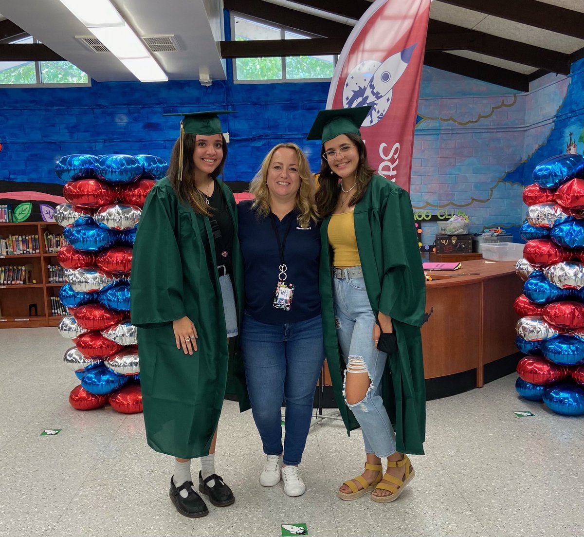 mendi_camacho's tweet photo. Senior walk at Enterprise Elementary! 🥺 https://t.co/1FGWwZeFLC