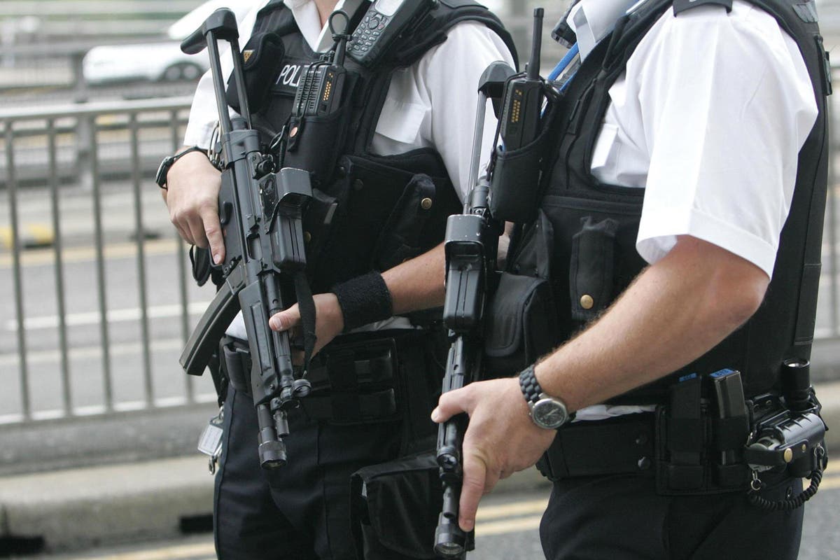 GlicoSecurity's tweet photo. Man and woman arrested by armed police after being spotted with replica firearm in town centre https://t.co/iJZgIOyLnl https://t.co/1JjDXD2i7y