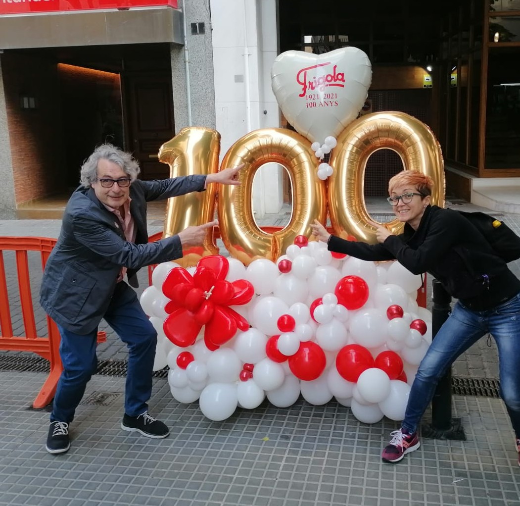 Avui #lloret està de celebració! Felicitats, família de la pastisseria Frigola! (Ca l'Arseni, per als lloretencs). Gràcies per endolcir-nos la vida tants anys! 🥳🥰 <a href="/BoschArseni/">Arseni Frigola 🌹</a> <a href="/roserllamb/">Roser llambi</a>