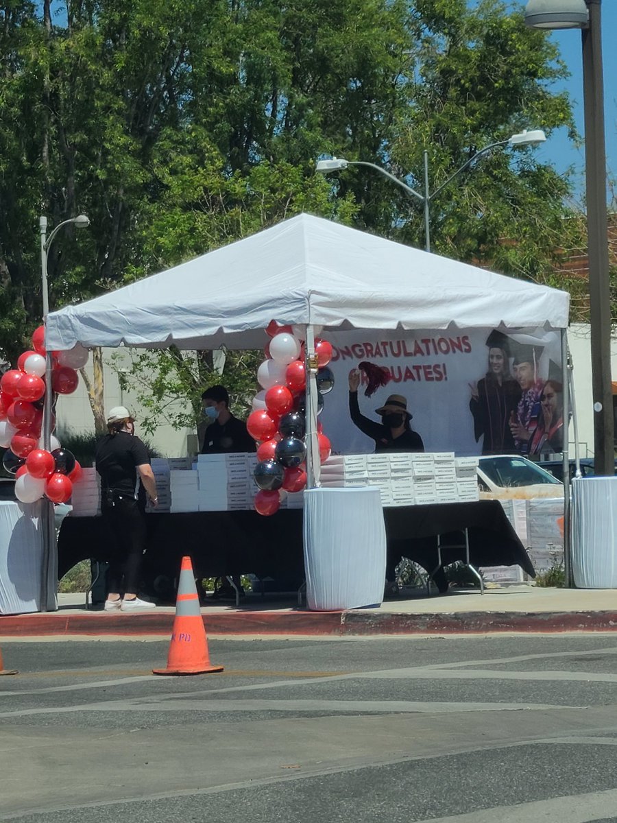BearkodaReads's tweet image. I did it, the car graduation thing 🎓 &quot;#CSUNgrad