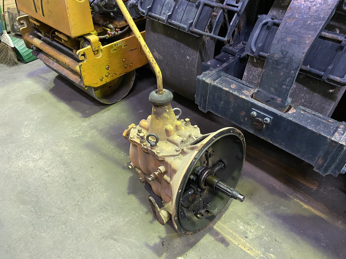 workReport2's tweet photo. 久しぶりにミッションおろし
＃酒井重工業
＃サカイ
#タイヤローラー
#道路舗装
＃machinerepair
#mechanic
＃車検 https://t.co/1r2A4EMuur