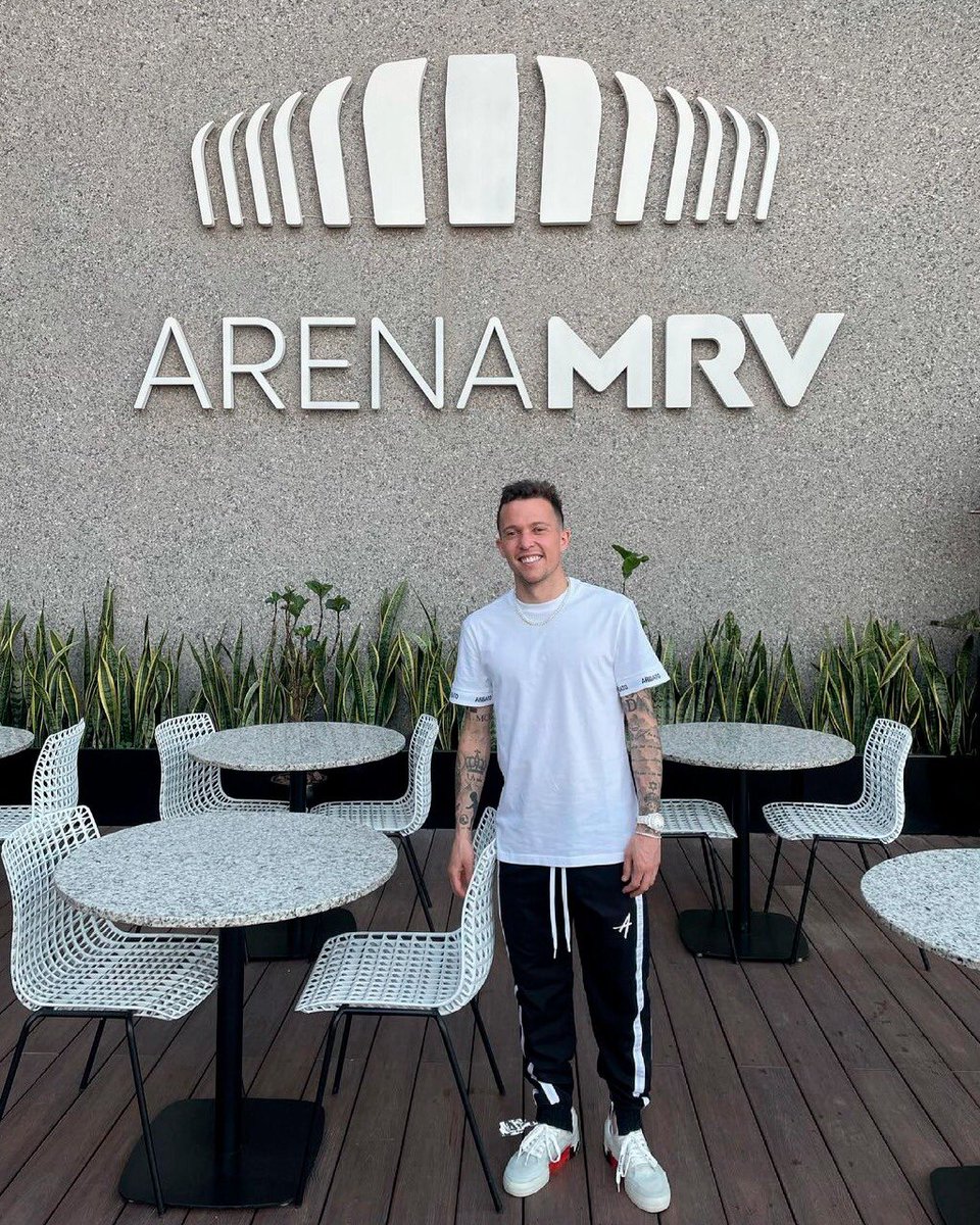 Atletico's tweet photo. 🐔👉🏼 @b_10duarte, direto da nossa futura casa! Alô, @ArenaMRV, a alegria nas pernas dele contagiou a galera por aí? 😅🏴🏳️ https://t.co/1hkfQ6aKd1