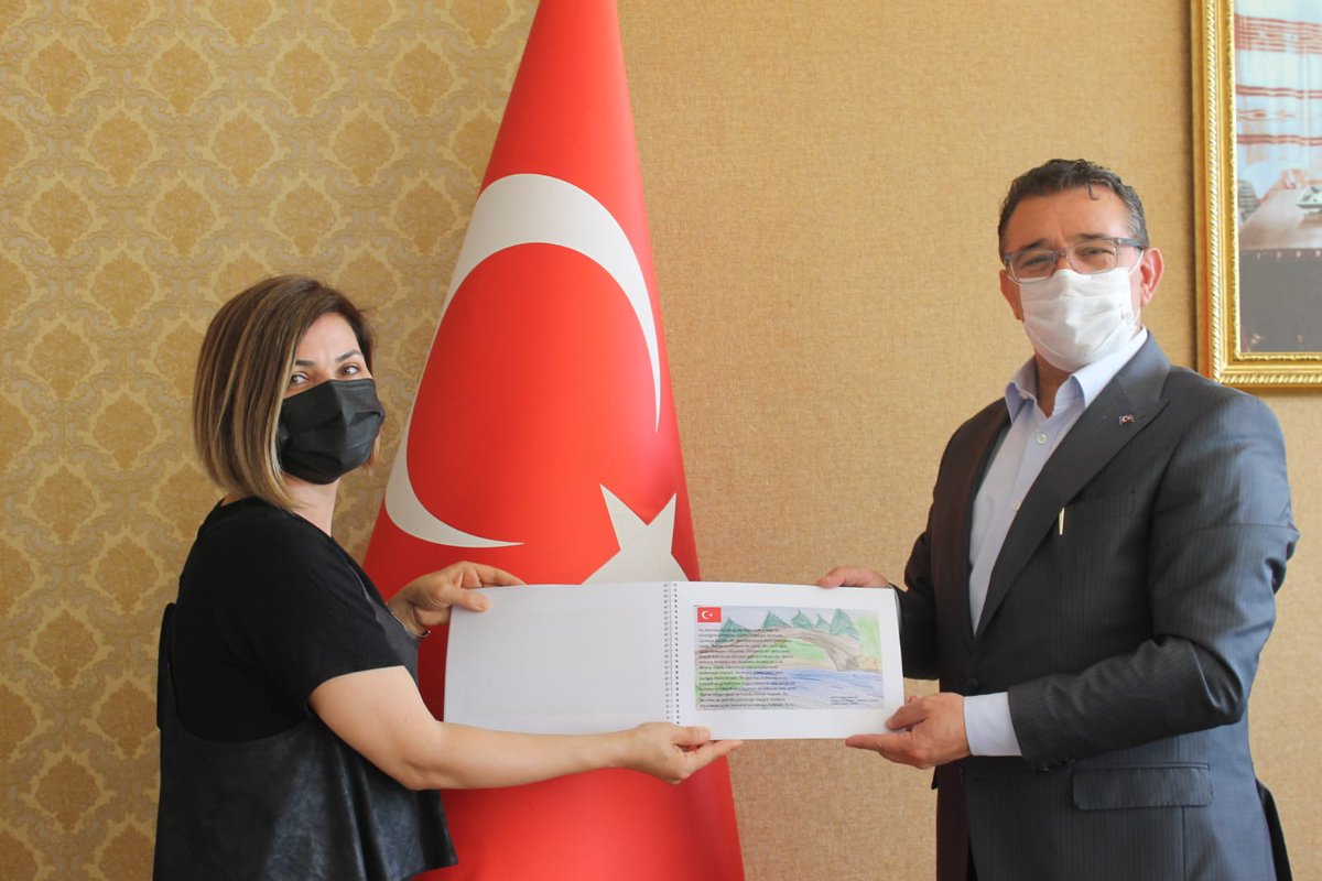 AbalIlkokulu's tweet photo. Öğretmeniz  Songül SEZGİN ÖZDEMİR liderliğinde yürütülen eTwinning’Water Is Life’ projesinin Portekiz’de başlayıp İtalya ve Azerbaycan'da gezindikten sonra Türkiye’de sonbulan hikayemiz kitap haline getirilmiş Milli Eğitim Müdürümüz Sayın Ercan Yıldız‘a takdim edilmiştir. https://t.co/SHBZjk4B4g