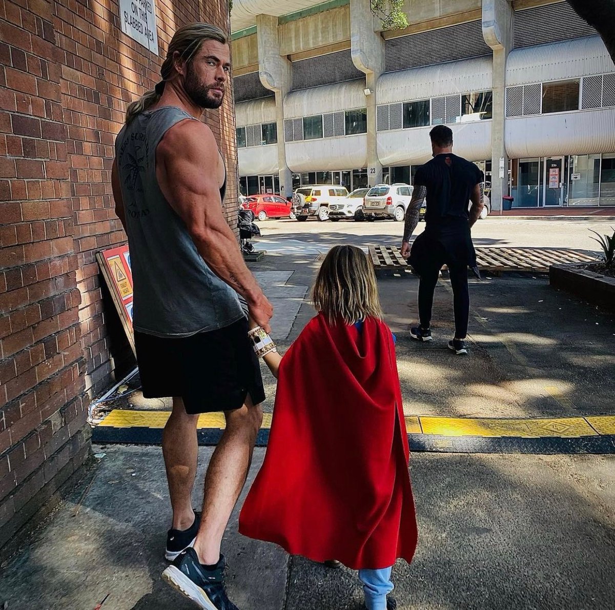 RT @Ei_Nerd: Chris Hemsworth nos bastidores de Thor: Love and Thunder. https://t.co/qTYYq7YsRY