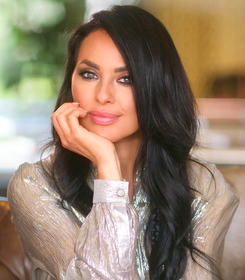 TrailersToTv's tweet photo. Selling Sunset fans, those Oppenheim couches are getting a little more crowded in Season 4.

Vanessa Villela, a Mexican-American novela star turned real estate agent and Emma Hernan, an entrepreneur who has an interesting history with the ladies have joined the cast 🔔 https://t.co/CMStgL4kVx