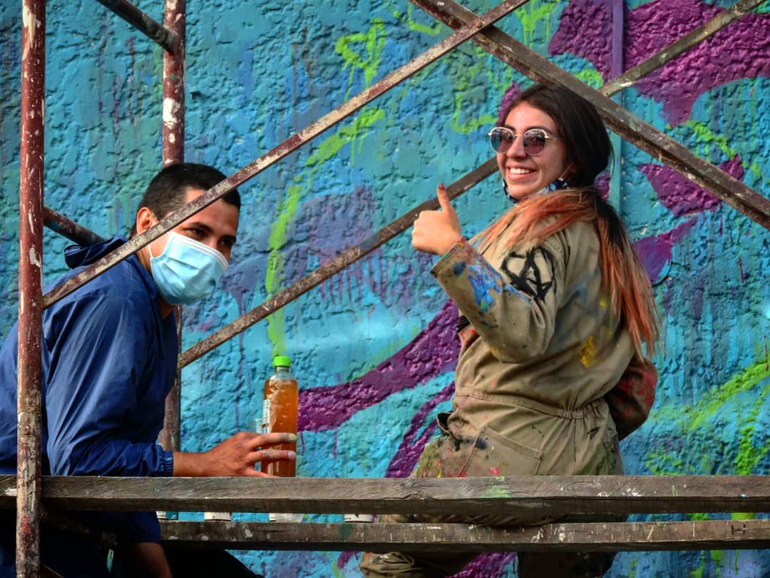 Justapaz_Col's tweet photo. #YoObjeto |👉 El pasado sábado como cierre de la Semana Nacional de la Objeción de Conciencia al SMO, el @ColectivoConova , Justapaz y la artista Seucy Maldonado se pusieron una cita en la casa rosada de Teusaquillo.🙌

🎨 Vea el proceso aquí: https://t.co/xmy43yrhSM