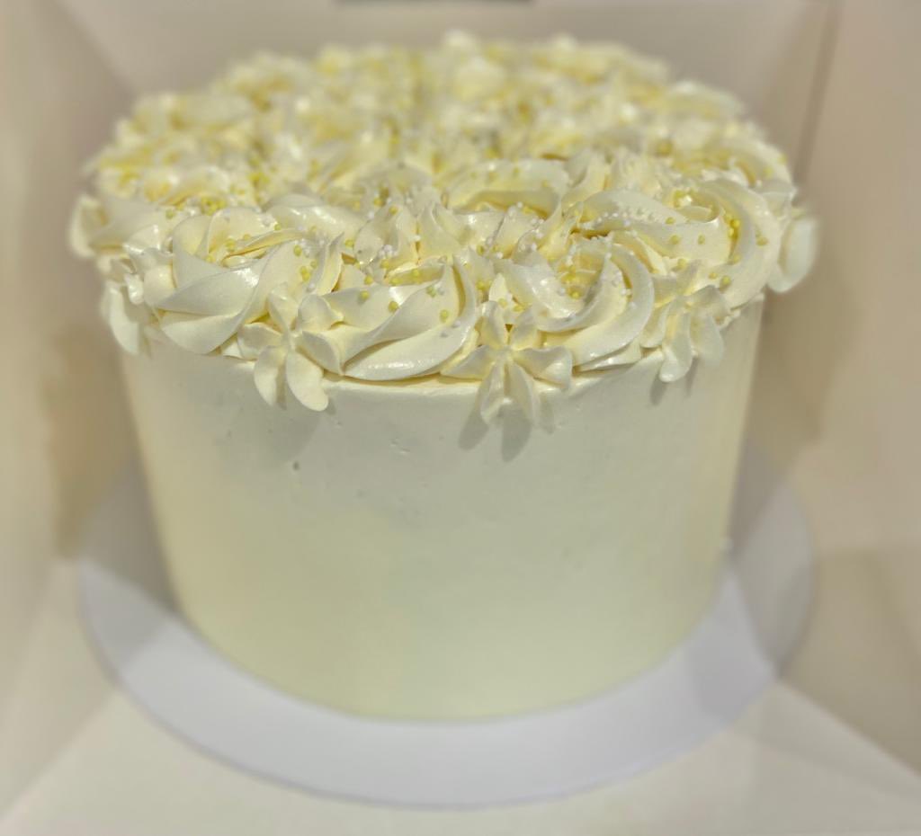 One of my favourite orders to receive is a ‘just because’ cake. Loving seeing everyone able to meet up again ❤️ #foodanddrink