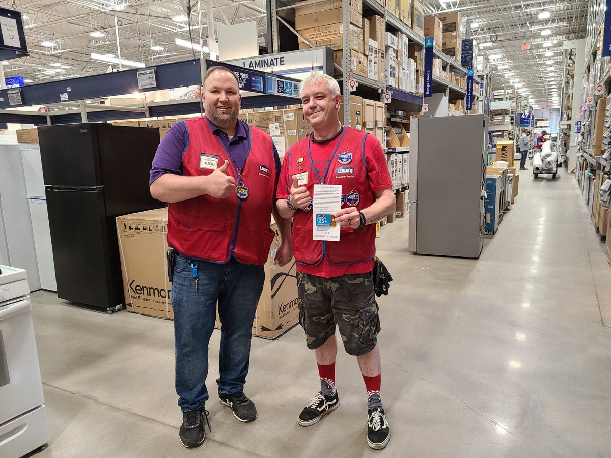 LoweJohnstown's tweet photo. These associates were recognized for driving Lowe’s Credit in the 1st Quarter!! Great job Jim, Daniel and Lindsay! #95strong #LowesR7 https://t.co/mb8oWUzSWR