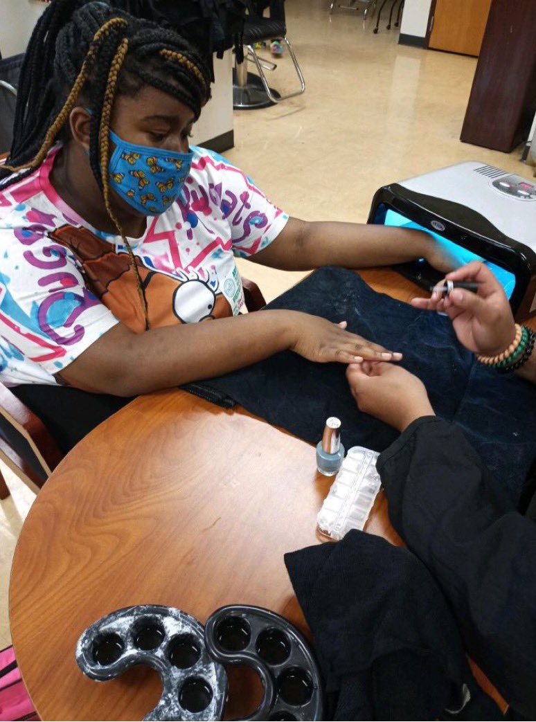 URBANACTIndy's tweet photo. Lookin’ good, soon-to-be-high-schoolers! 🤩 We are so thankful for the partnership we have with @arsenal_tech. Our 8th graders were pampered for their upcoming Gayla to celebrate graduating middle school 💅💖 #UAA #ACommunityTogether https://t.co/3aktE6MIYC