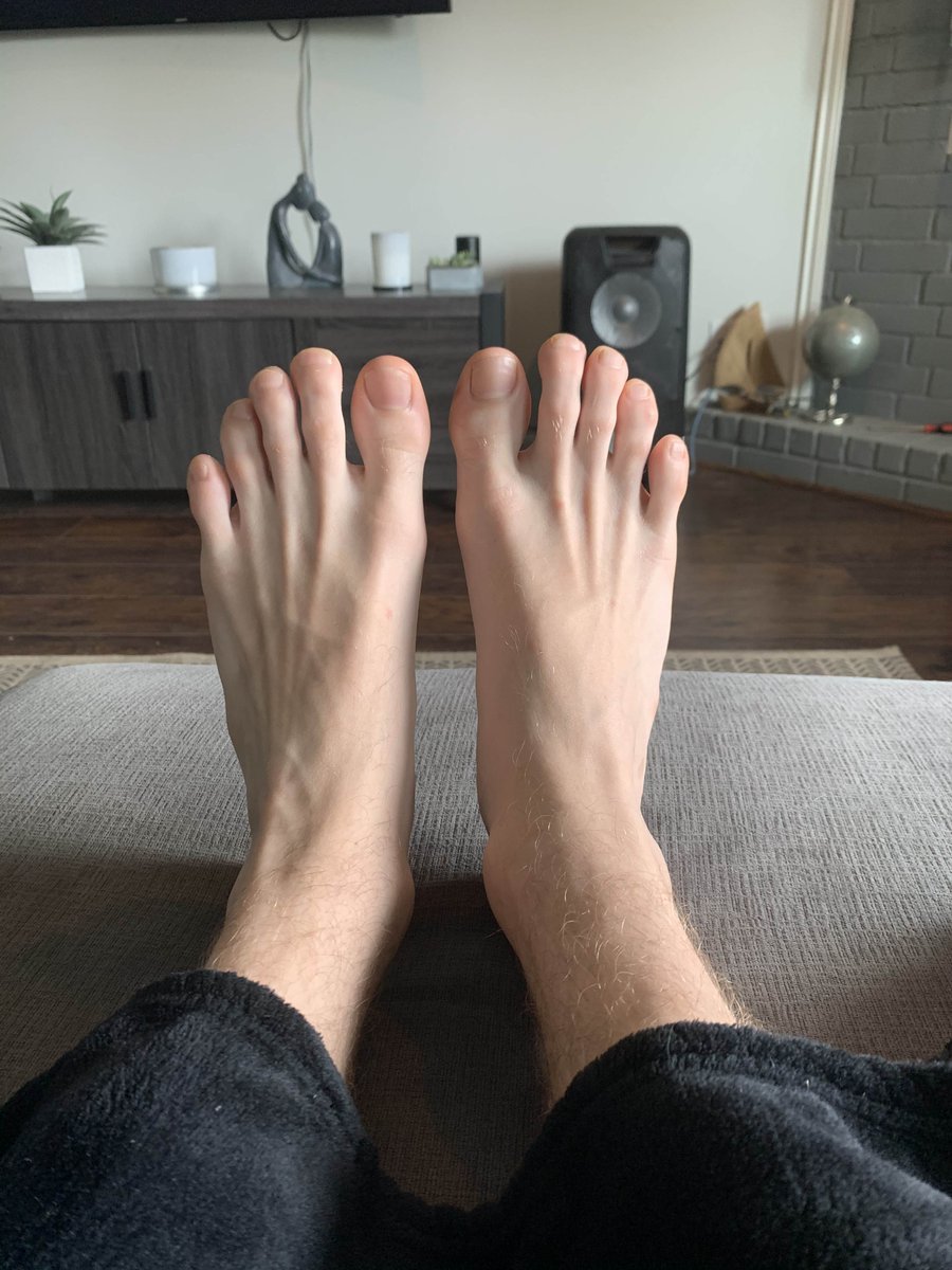 MasterHunter420's tweet photo. This is my homework face?  You like it?  Errrr homework, you guys should be doing it and massaging these big size 13s.  Get at me #tributetotalk #bemyslave #smellmyhomeworkfeet @FOOTMASTERSRT @CashMastersRT https://t.co/UXc3eUwF4V