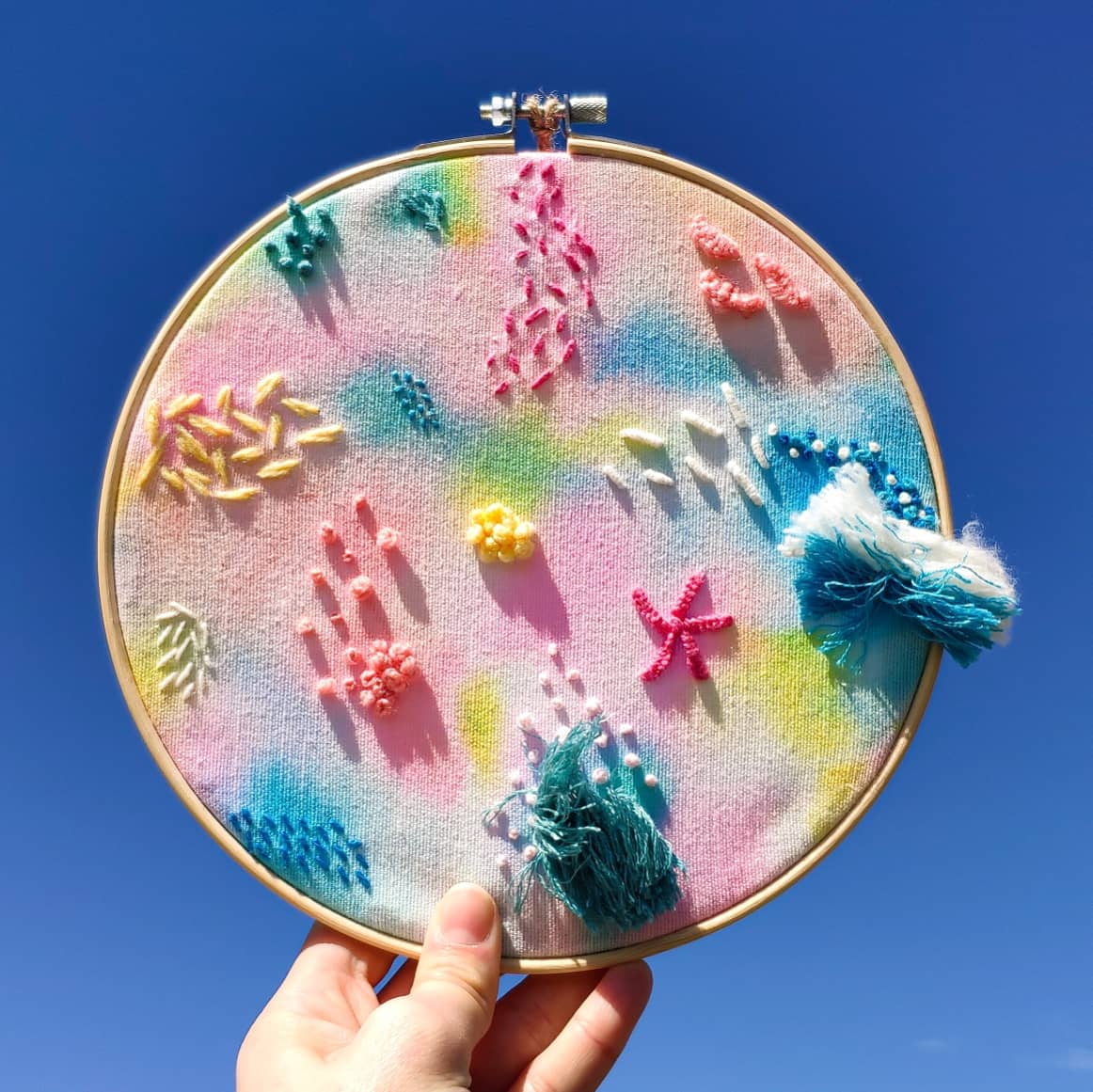 sararello's tweet photo. Explosión de texturas 💥

Bordado🧵 sobre acuarela🎨.
#watercolor #embroidery #textures #sky #watercolorembroidery #handmade #handmadewithlove #bordados #hechoamano #acuarela #madrid #picoftheday #instagram #stitchersofinstagram #embroideryinstaguild #sararello #handmadeaddiction https://t.co/QrSegRtNId