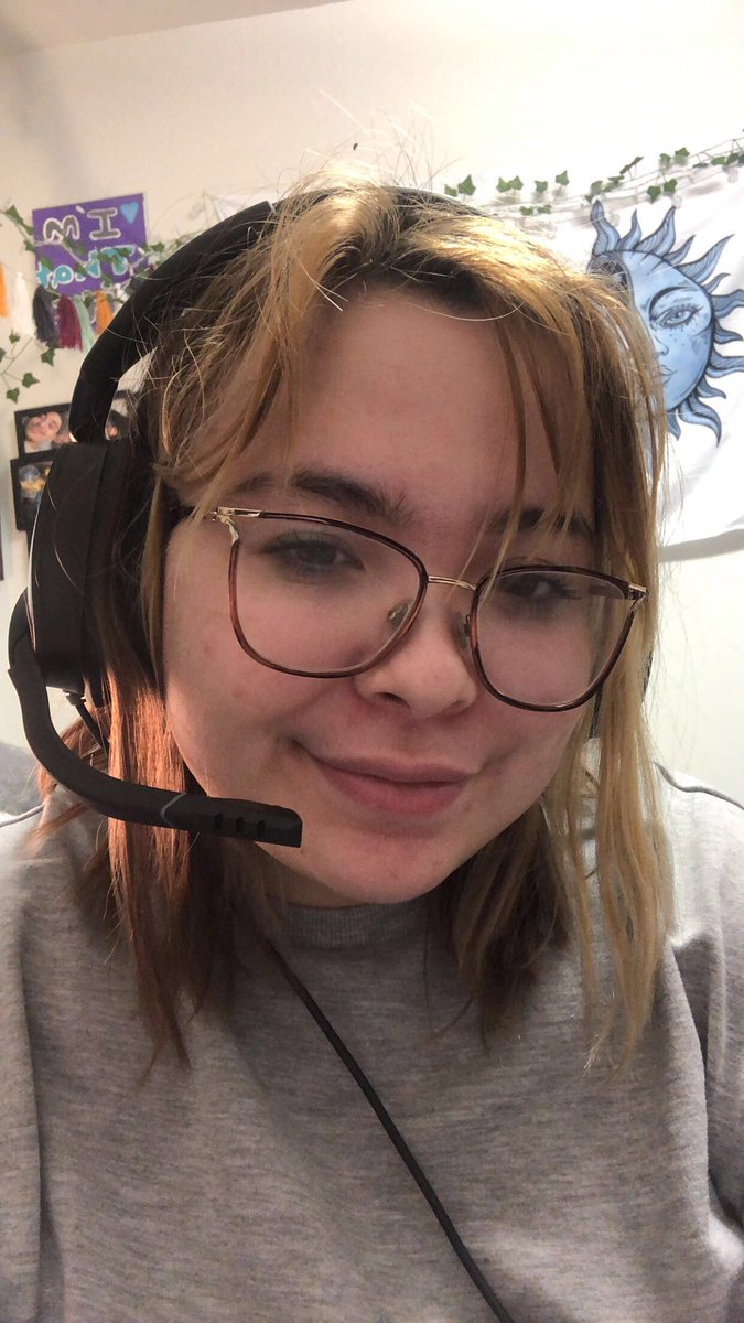 yeIlowconfetti's tweet photo. hi everyone :-) my name is cam, 19, bisexual, she/her, from kansas lol
i used to be very active on this acc from 2018-2019 and am just now comin back
i just finished my first year of college too
but here’s me <3 https://t.co/GbgyNzyeBR