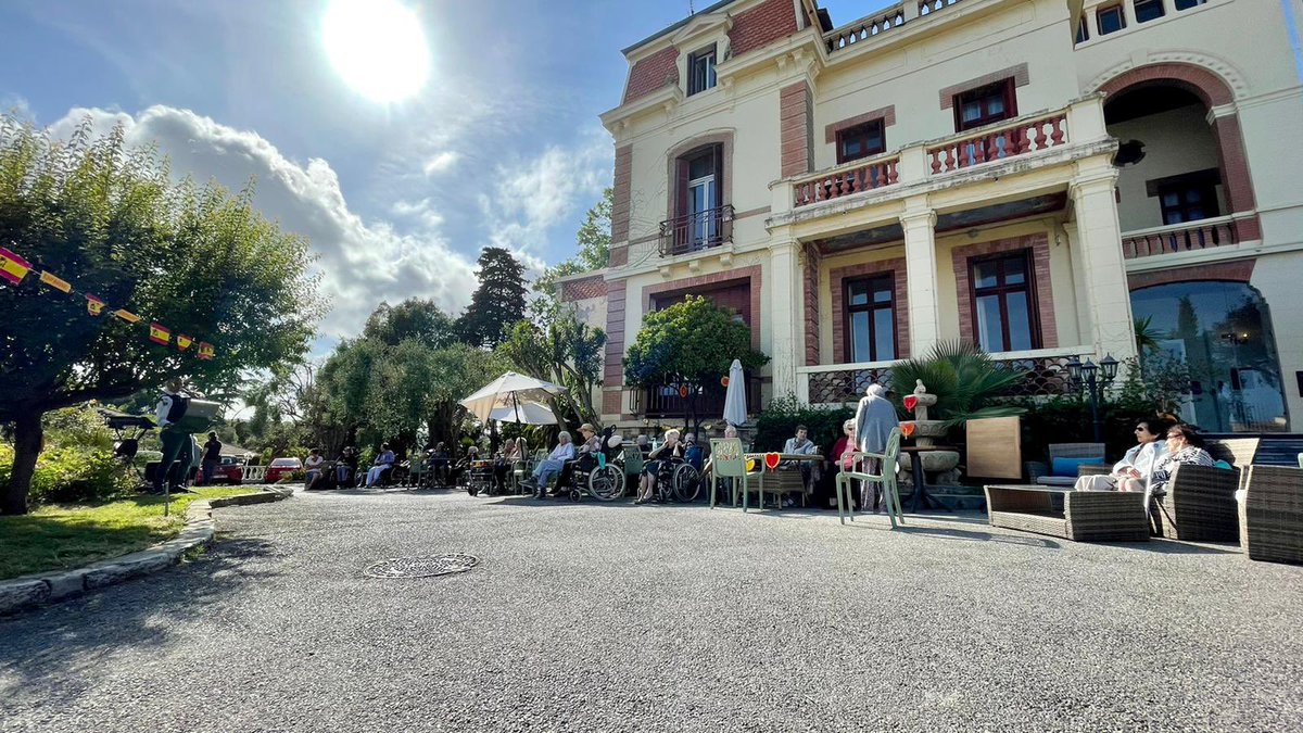 vanessa___dc's tweet photo. Aujourd’hui c’était #apero au #soleil sur le thème de l’Espagne 🇪🇸🍹au Château de la Brague à @antibes_jlp @Groupe_DomusVi 
#EHPAD #PetitesEtGrandesAttentions https://t.co/60QU0h9hc1