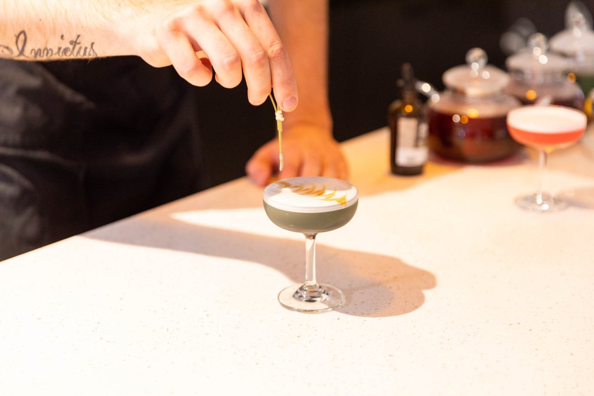 TempeTourism's tweet image. ICYMI @DrinkMeTeaRoom offers a lovely traditional tea service with organic teas and V + GF pastries &amp;amp; sandwiches. Recently, they've started to serve up tea 🍸 that are beautiful &amp;amp; tasty, ft local distilleries @AZDistilling and @WHDSmooth 😍

#OurTempe #SouthTempeStyle #hiddengems