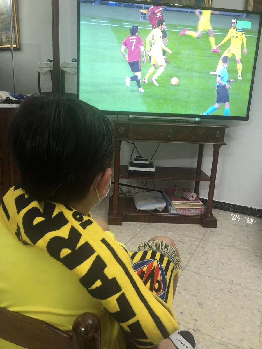 Nunca entenderé el fútbol, ni del Betis ni del Sevilla papá! Yo soy del <a href="/VillarrealCF/">Villarreal CF</a>, las cosas del fútbol. Cada uno es de quien quiere..!!