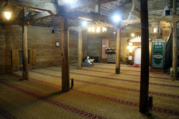 Samsun Çarşamba'da Anadolu Selçuklu Hükümdarı 1. Gıyaseddin Keyhüsrev tarafından yaptırılan Göğceli Camii, 1205'te tek bir çivi bile kullanılmadan inşa edildi. Köşelerden tahtalar birbirine geçirilmek suretiyle ‘kurt boğazı tekniği’ kullanılarak yapılmıştır."