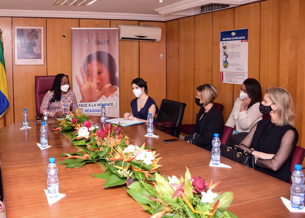 FemmeGOUVGA's tweet photo. La ministre @PriscaNlendK s'est entretenue avec Aline YOUNES, ambassadrice du Liban, accompagnée de 8 femmes d'affaires libano-gabonaises pour sceller des partenariats gagnants-gagnants, concrétiser et accélérer les opportunités d'affaires avec les femmes #Gabon_aises https://t.co/JKGHI2jRX4