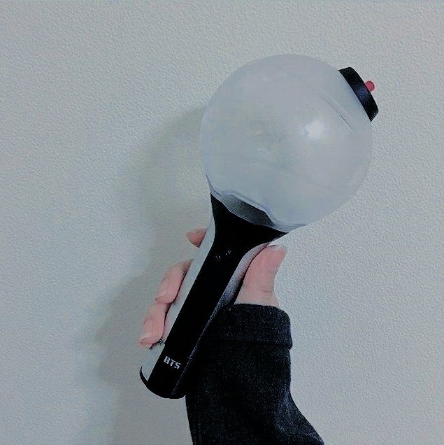 zoratwt's tweet photo. No sólo eso, sino que también ando a los gritos fangirl por el lightstick y el álbum que vinieron de regalo. 🙀 Soy muy feliz, ahora voy a cuidar con mucho amorcito la pc de Agust heheh. ¡Muchas gracias por los presentes, chiquillos! https://t.co/TAcKdOolca