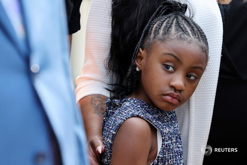 reuterspictures's tweet photo. A family member holds onto Gianna Floyd, daughter of George Floyd, as family members face reporters at the White House following their meeting with President Joe Biden. More photos of the day: https://t.co/JvyoBMQRLO 📷 @evelynpix https://t.co/tTDOTukdi9